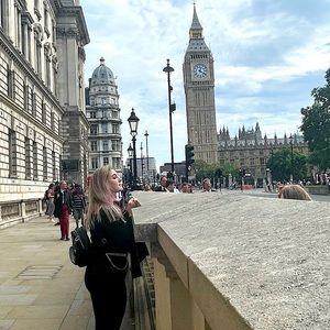 🎀✨MEET YOUR SELLER✨🎀